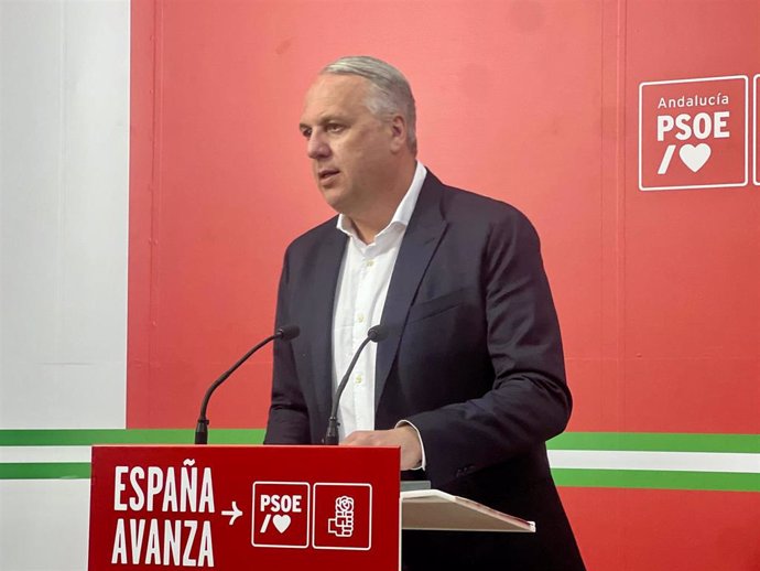 Juan Carlos Ruiz Boix, secretario general del PSOE de Cádiz, en rueda de prensa.