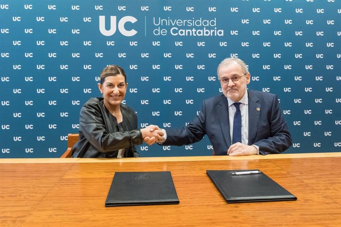 La presidenta de Cantabria, María José Sáenz de Buruaga, y el rector de la Universidad de Cantabria, Ángel Pazos, firman el Contrato-Programa 2024.