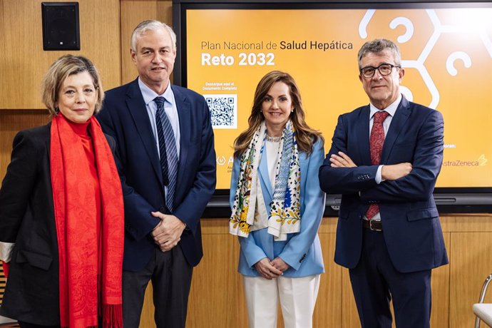 (I-D) La presidenta de FNETH (Federación Nacional de Enfermos y Trasplantados Hepáticos), Eva Pérez Bech; el jefe adjunto del Servicio de Gastroenterología del Hospital Universitario Puerta de Hierro Majadahonda (Madrid), Catedrático de Medicina (UAM) y p