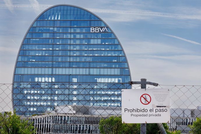 Archivo - Façana del banc BBVA a la ciudad del BBVA, a 10 de abril del 2023, a Madrid (Espanya). 