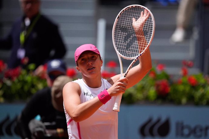 La tenista polaca Iga Swiatek saluda tras una victoria en el Mutua Madrid Open