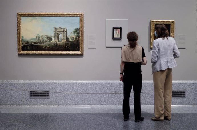 Archivo - Visitantes en la exposición ‘Cuarenta años de amistad. Donaciones de la Fundación Amigos del Museo del Prado’
