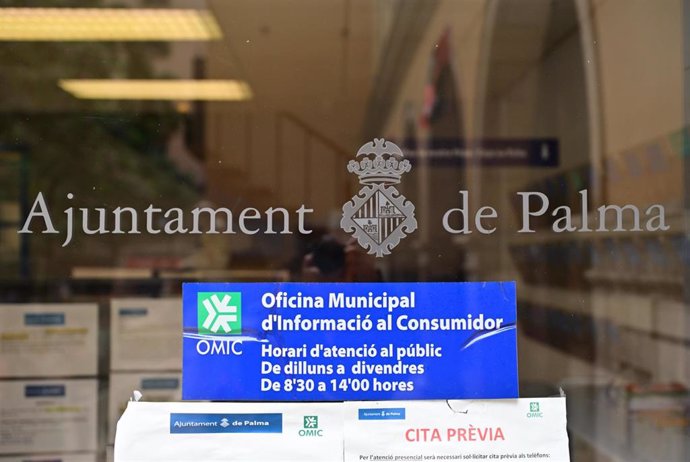 Cartel de la Oficina Municipal de Información al Consumidor, en Palma.