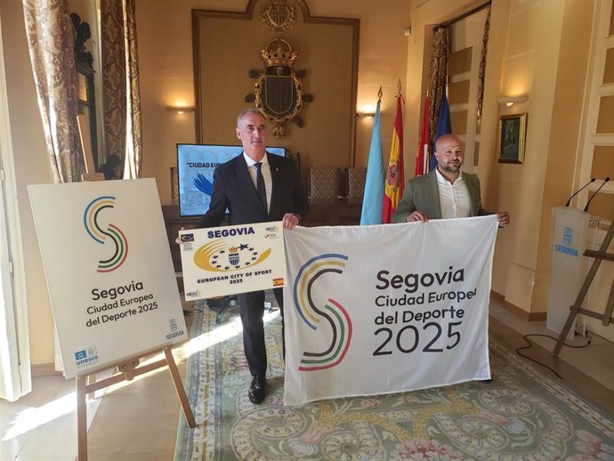 El alcalde de Segovia, José Mazarías (izda), expone el título de Ciudad Europea del Deporte junto al concejal de Deporte, Jesús Garrido