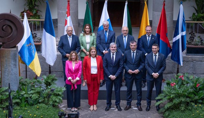 La presidenta del Parlamento, Astrid Pérez, y el presidente de Canarias, Fernando Clavijo, junto a los presidentes de cabildos en la Conferencia de Presidentes