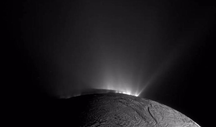 Archivo - La nave espacial Cassini de la NASA capturó esta imagen de Encélado el 30 de noviembre de 2010. La sombra del cuerpo de Encelado en las partes inferiores de los chorros es claramente visible.