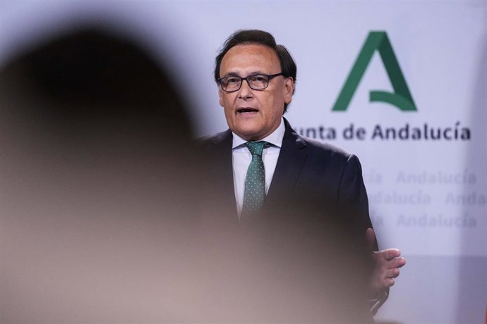 El consejero de Universidad e Innovación de la Junta de Andalucía, José Carlos Gómez Villamandos, comparece en la rueda de prensa posterior al Consejo de Gobierno, a 30 de abril de 2024, en Sevilla (Andalucía, España). 