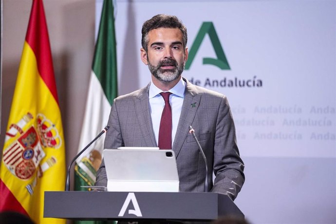 El consejero de Sostenibilidad, Medio Ambiente y Economía Azul de la Junta de Andalucía y portavoz del gobierno, Ramón Fernández-Pacheco, comparece en la rueda de prensa posterior al Consejo de Gobierno, a 30 de abril de 2024, en Sevilla (Andalucía, Españ