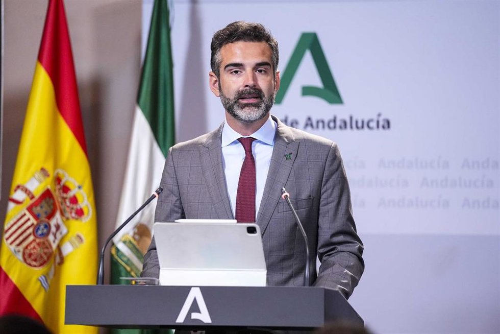 El consejero de Sostenibilidad, Medio Ambiente y Economía Azul de la Junta de Andalucía y portavoz del gobierno, Ramón Fernández-Pacheco, comparece en la rueda de prensa posterior al Consejo de Gobierno, a 30 de abril de 2024, en Sevilla (Andalucía, Esp
