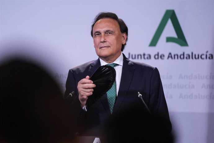 El consejero de Universidad e Innovación de la Junta de Andalucía, José Carlos Gómez Villamandos, comparece en la rueda de prensa posterior al Consejo de Gobierno, a 30 de abril de 2024, en Sevilla (Andalucía, España). 
