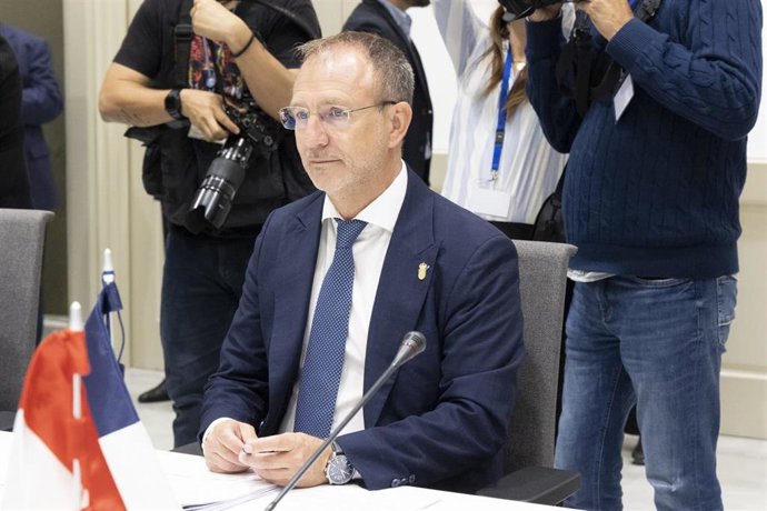 El presidente del Cabildo de La Palma, Sergio Rodríguez, asiste a la 1 Conferencia de Presidentes de Cabildos Insulares en el Parlamento de Canarias