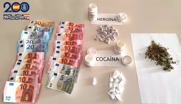 Material incautado a un hombre acusado de tráfico de drogas en Langreo.