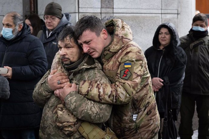 Archivo - 15 December 2023, Ukraine, Kiev: Soldiers mourn during the funeral of Ukrainian soldier Andrii Trachuk at Independence Square in Kiev. Andrii Trachuk, nicknamed Slon (Elephant), was an activist in the anti-government protests on the Maidan in 20