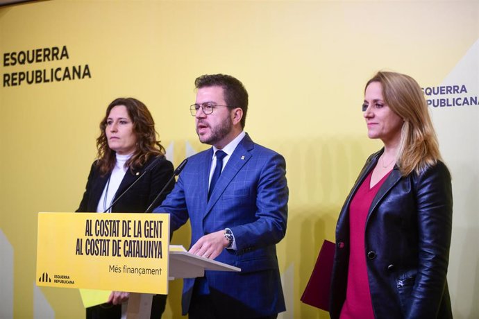La vicepresidenta y 2 de ERC por Barcelona, Laura Vilagrà; el presidente de la Generalitat y candidato a la reelección, Pere Aragonès, y la consellera de Economía y Hacienda, Natàlia Mas.