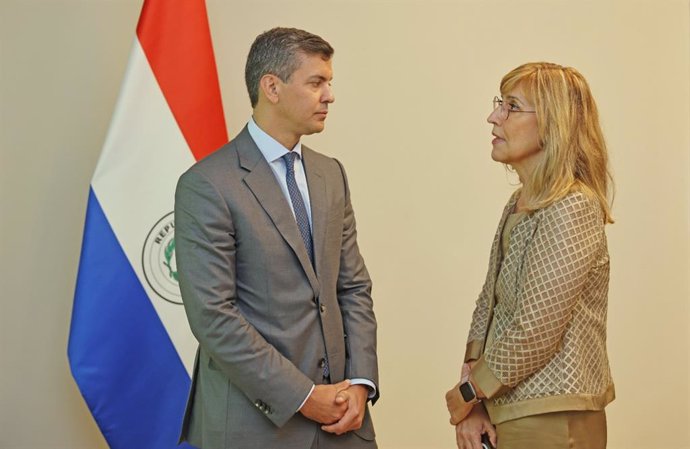 El presidente de la República de Paraguay, Santiago Peña, y la presidenta de CEAPI, Núria Vilanova
