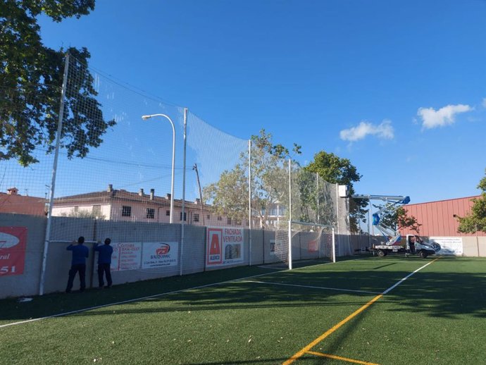 Redes instaladas en el campo de fútbol de Son Cladera.