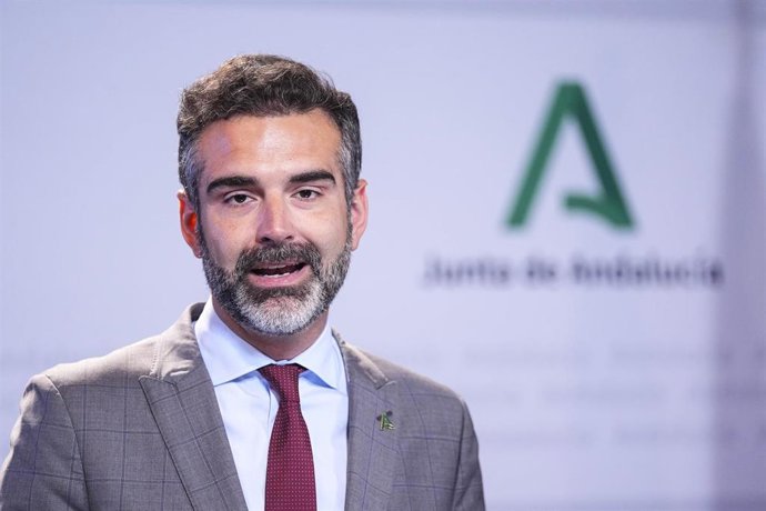 El consejero de Sostenibilidad, Medio Ambiente y Economía Azul de la Junta de Andalucía y portavoz del gobierno, Ramón Fernández-Pacheco, comparece en la rueda de prensa posterior al Consejo de Gobierno, a 30 de abril de 2024, en Sevilla (Andalucía, Españ