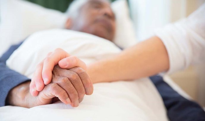 Archivo - La estrategia aprobada busca ofrecer cuidados sanitarios tras el alta hospitalaria.