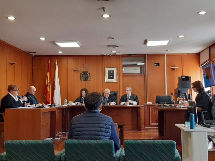 El acusado de abusar y agredir sexualmente a una joven, en el juicio contra él en la Audiencia Provincial de Cantabria