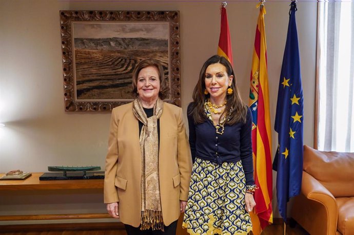 La presidenta de las Cortes de Aragón, Marta Fernández, y la presidenta del Consejo Aragonés del Movimiento Europeo, María Antonia Avilés.