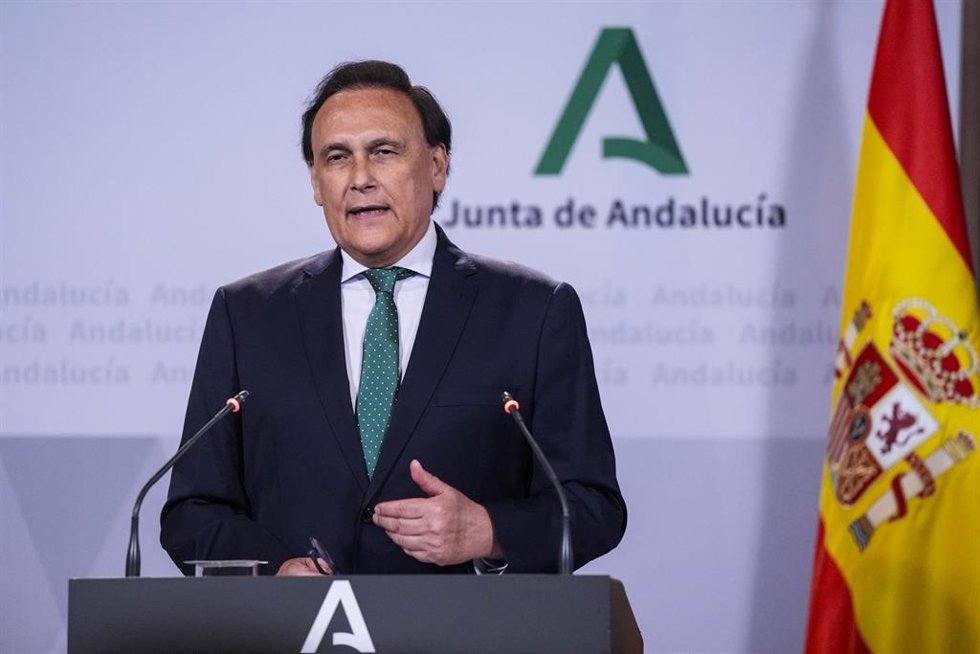 El consejero de Universidad e Innovación de la Junta de Andalucía, José Carlos Gómez Villamandos, comparece en la rueda de prensa posterior al Consejo de Gobierno, a 30 de abril de 2024, en Sevilla (Andalucía, España). El Consejo de Gobierno de la Junta
