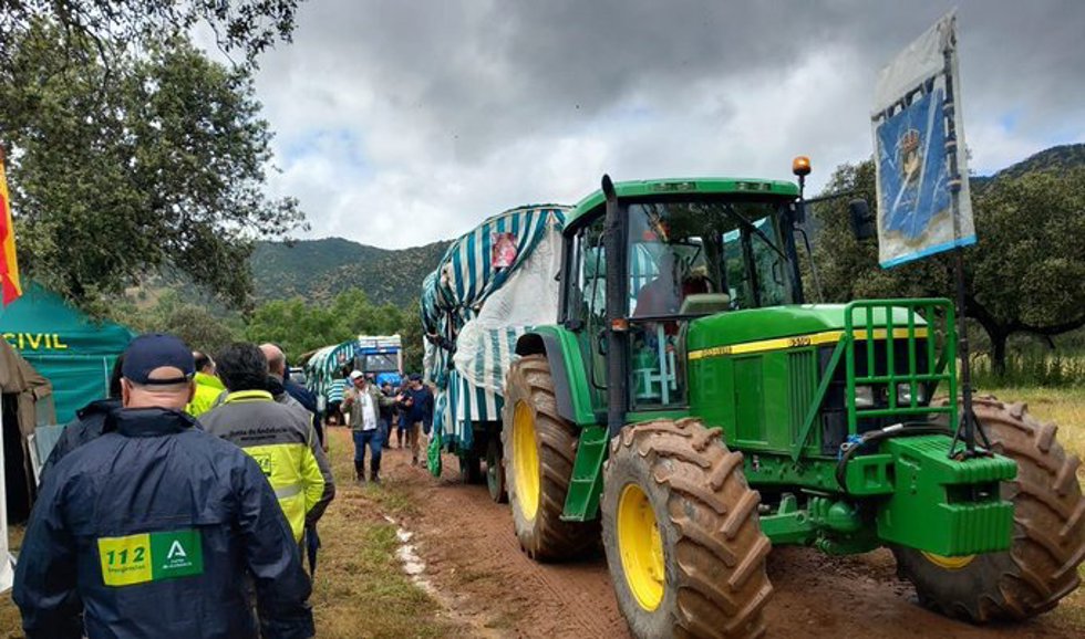 Efectivos de emergencias observan el paso de carretas en la Romería de la Virgen de la Cabeza.