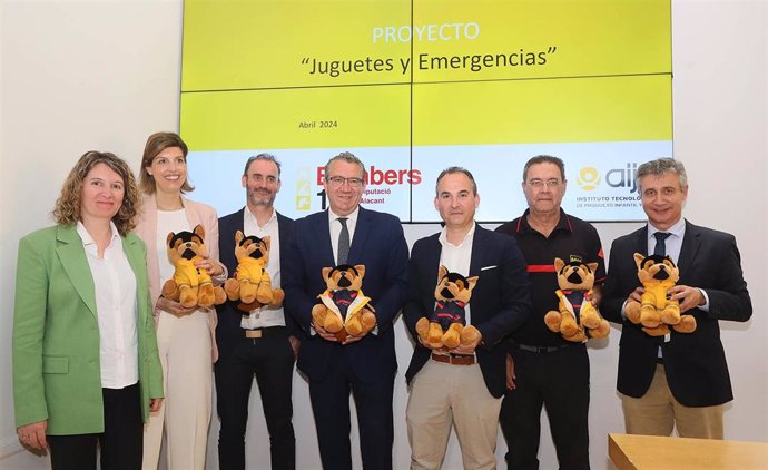 Los bomberos de Alicante diseñan un peluche para tranquilizar a menores en intervenciones de emergencia