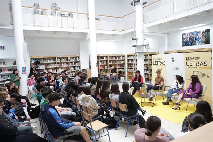 Rosa Berbel, Greta García Johnson y Estefanía Cabello, durante el II Encuentro de Literatura Emergente de La Rinconada.
