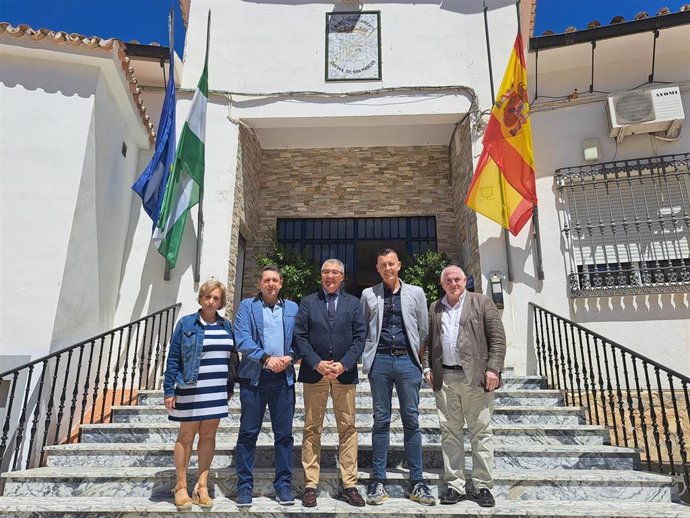 El presidente de la Diputación, Francisco Salado, ha felicitado al alcalde de Cuevas de San Marcos, José María Molina, por invertir en las mejoras de los servicios públicos de su localidad y ha escuchado las nuevas iniciativas que propone