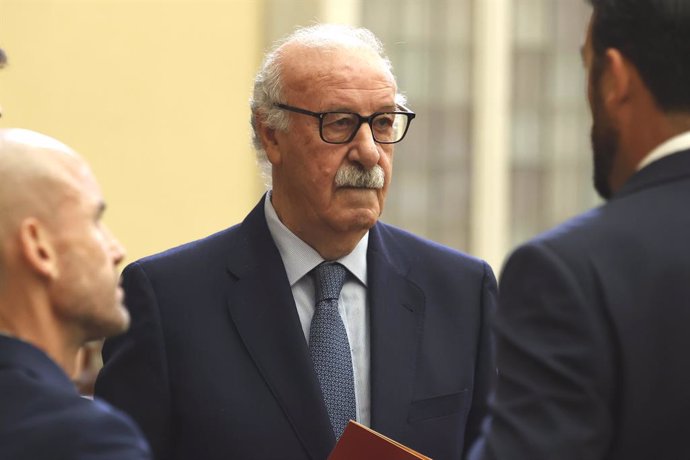 Vicente del Bosque durante la entrega de los Premios Nacionales del Deporte 2022 en el Palacio Real El Pardo, a 04 de abril de 2024, en Madrid (España). Los Premios Nacionales del Deporte 2022 son convocados anualmente el Consejo Superior de Deporte (CSD)