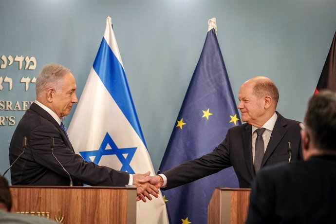 Archivo - 17 March 2024, Israel, Jerusalem: German Chancellor Olaf Scholz and Israeli Prime Minister Benjamin Netanyahu shake hands after a joint press conference. Scholz is scheduled to meet Israeli President Isaac Herzog and War Cabinet Minister Benny G