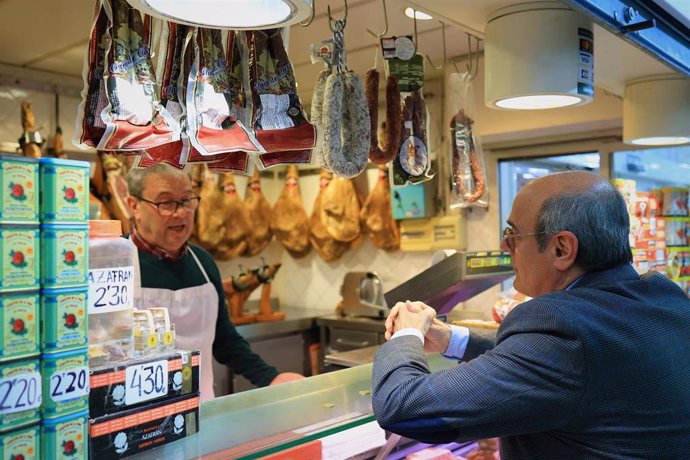 El concejal de Promoción Económica y Empleo de Toledo, Juan Marín, en el Mercado de Abastos.