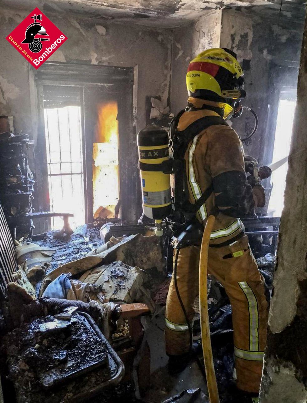 Mueren un hombre y un perro en un incendio en una vivienda en San Miguel de Salinas
