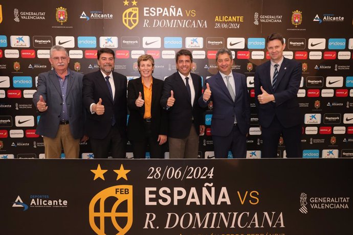 La presidenta de la FEB, Elisa Aguilar, el presidente de la Generalitat Valenciana, Carlos Mazón; y el alcalde de Alicante, Luis Barcala, han presentado el partido de la selección masculina de baloncesto ante República Dominicana el 28 de junio.