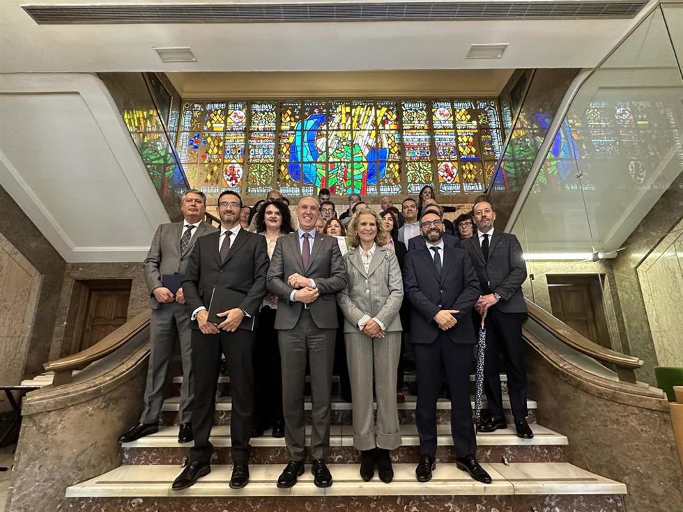 Foto de familia de los participantes en el acto de entrega de los diplomas, que ha contado con la participación de la infanta doña Elena.