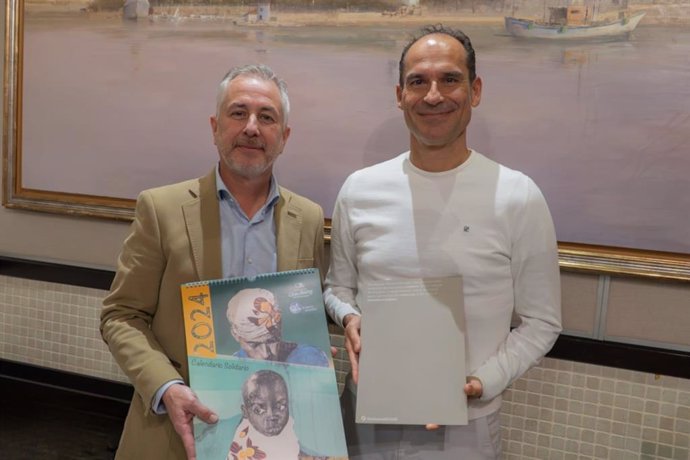 El consejero de Fundación Hefame, Carlos Fernández Pérez,  firma un acuerdo de colaboración junto al presidente de la Fundación 'Bisturí Solidario', César Ramírez