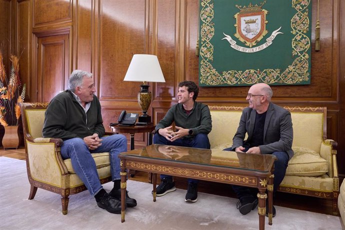 Reunión con el presidente de la FNMC con el alcalde de Pamplona, Joseba Asiron.