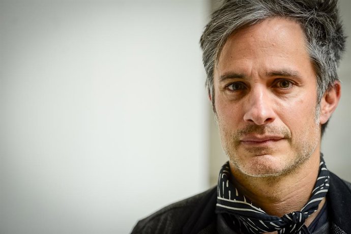 El actor y director mexicano Gael García Bernal posa para Europa Press, a 26 de abril de 2024, en Madrid (España). Gael García Bernal es ganador del Globo de Oro por su actuación en la serie Mozart in the Jungle. 