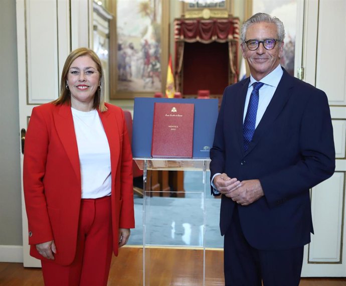 El presidente del Consejo Consultivo, Pablo Matos, entrega la Memoria Anual de 2023 a la presidenta del Parlamento de Canarias, Astrid Pérez