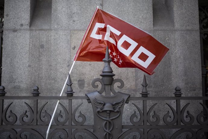 Archivo - Una bandera de CCOO, durante una concentración por la subida del Salario Mínimo Interprofesional (SMI) y la derogación de las reformas laborales, a 14 de julio de 2021, en Madrid (España).
