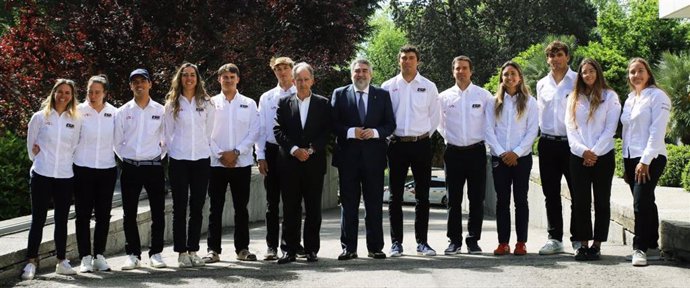 Rodriguez Uribes junto al presidente de la RFEV, Javier Sanz, y el equipo olímpico de vela para París 2025