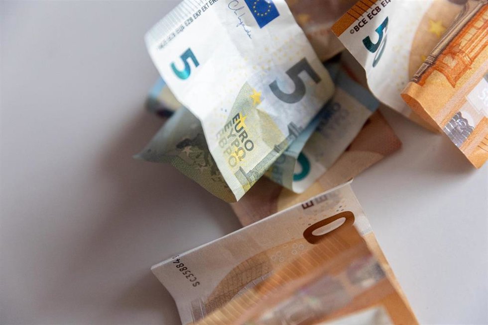 Archivo - Varios billetes en una mesa, a 9 de enero de 2024, en Madrid (España). Durante el 2023, el 65% de la población hizo uso del efectivo para el pago principal de compras en comercios físicos en España, según revela una de las principales conclusi