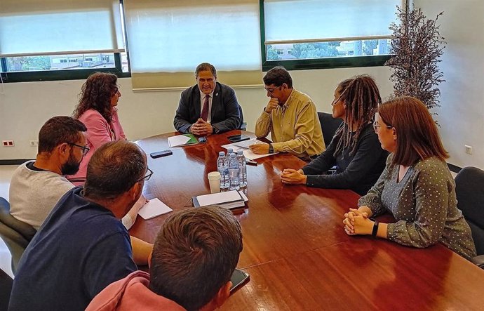 El delegado de Desarrollo Educativo se reúne con familias de la Vega de Acá y la alcaldesa de Almería.