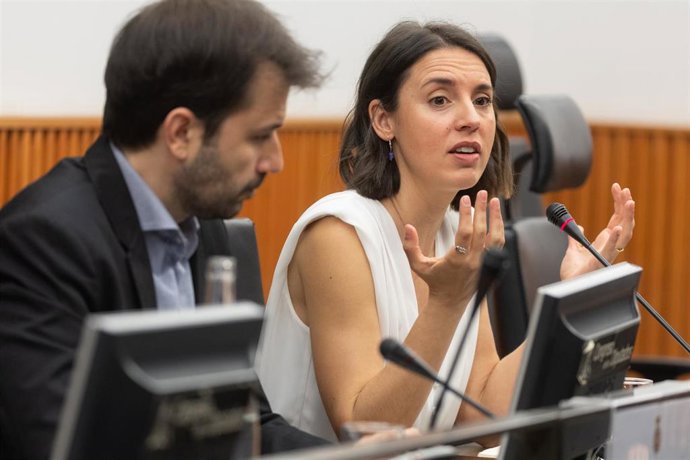 El diputado de Podemos Javier Sánchez Serna y la secretaria Política de Podemos y candidata a las elecciones europeas, Irene Montero