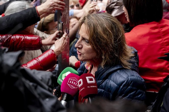 La vicepresidenta tercera y ministra para la Transición Ecológica y el Reto Demográfico, Teresa Ribera, atiende a los medios de comunicación durante una concentración en Ferraz en apoyo al presidente del Gobierno, a 27 de abril de 2024, en Madrid. 