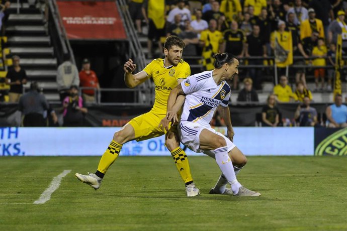 Archivo - 08 May 2019, US, Columbus: LAGalaxy's Zlatan Ibrahimovic and Columbus Crew's Gaston Sauro in action during the Major League soccer match between Los Angeles Galaxy and Columbus Crew SC at Mapfre stadium. 