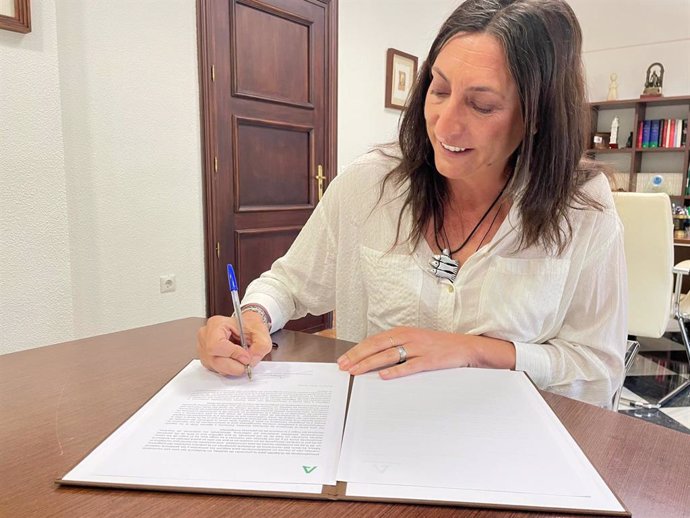 La consejera de Inclusión Social, Loles López, firmando la carta remitida al ministro Pablo Bustinduy.