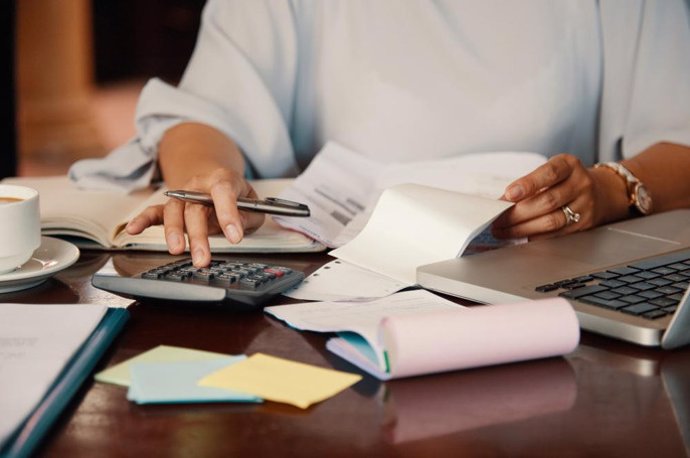 Persona trabajando en escritorio