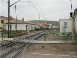 Uno de los dos pasos a nivel que se suprimirán en Alar del Rey (Palencia).