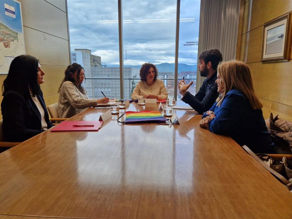 La viceconsejera de Derechos Ciudadanos, Beatriz González, el coordinador del área LGTBI de UGT, Eduardo Rodríguez Paneque; la secretaria ejecutiva de Política Social, Ana Isabel García, y la integrante del grupo de trabajo del equipo LGTB Nuria Palacio.